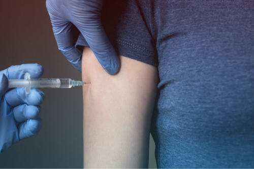 Мужчине делают инъекцию